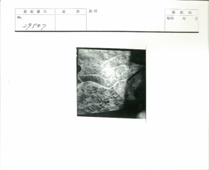 崎岖山地与蜿蜒河流航拍.jpg