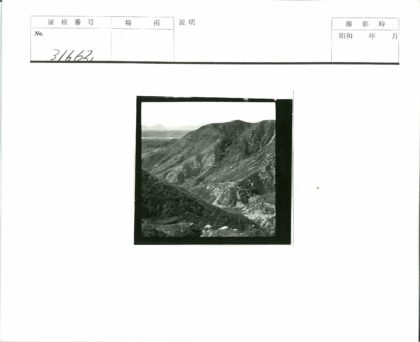 崎岖山地岩石草地远山景观.jpg