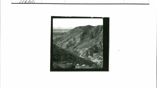 崎岖山地岩石草地远山景观.jpg