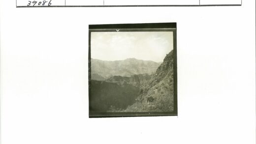 崎岖山地悬崖与远峰全景.jpg
