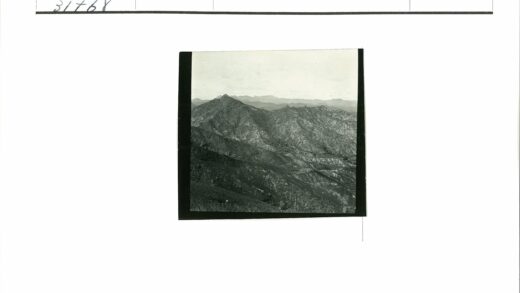 崎岖山地景观山峰山谷阴天.jpg