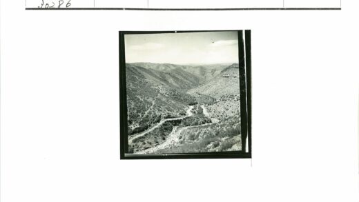 崎岖山地蜿蜒土路晴空景色.jpg
