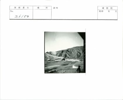 崎岖山地蜿蜒河流与石墙人像.jpg