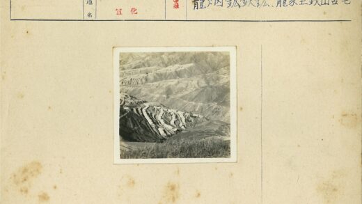 崎岖山坡上的建筑群.jpg