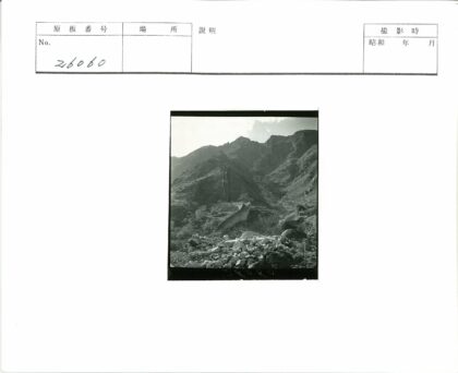 崎岖山坡石墙岩石植被.jpg