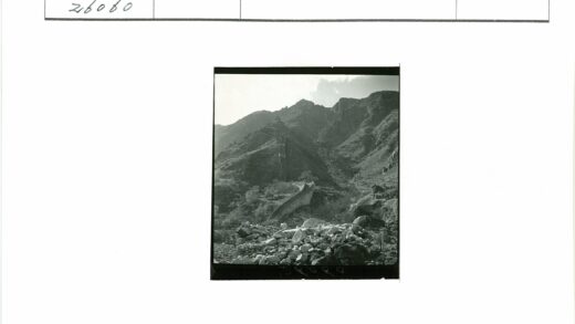 崎岖山坡石墙岩石植被.jpg