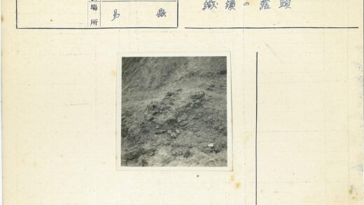 崎岖山坡裸露土壤草地景观.jpg