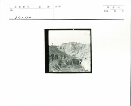 崎岖山径与木梁隧道.jpg