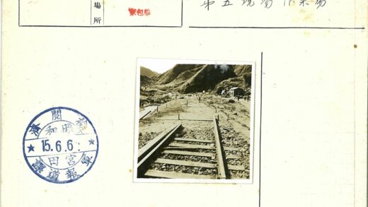 崎岖山景中的受损铁路.jpg