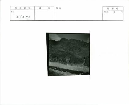 崎岖山脉与岩石河床景观.jpg