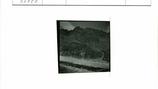 崎岖山脉与岩石河床景观.jpg