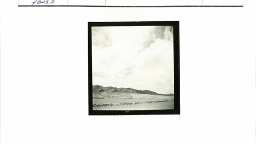 崎岖山脉与平原多云天空.jpg