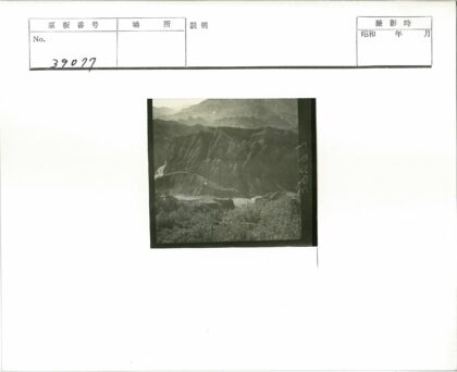 崎岖山脉与蜿蜒河流黑白风景.jpg