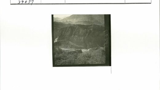 崎岖山脉与蜿蜒河流黑白风景.jpg