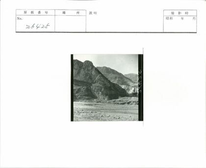 崎岖山脉岩石悬崖远景.jpg