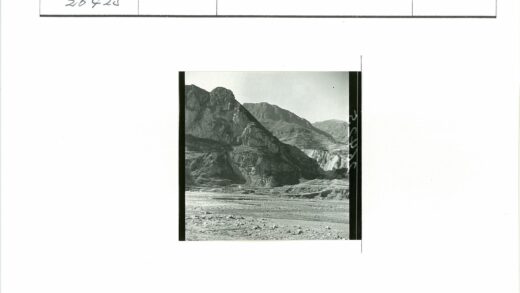 崎岖山脉岩石悬崖远景.jpg