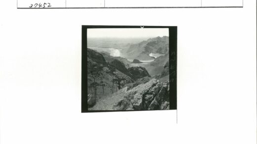 崎岖山脉蜿蜒河流景观.jpg