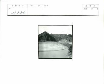 崎岖山脉间的宁静河流.jpg