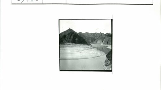 崎岖山脉间的宁静河流.jpg