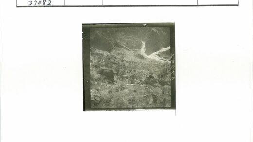 崎岖山谷蜿蜒河流自然景观.jpg