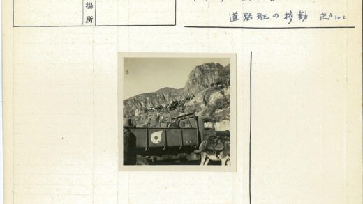 崎岖山路上的卡车与驴队.jpg