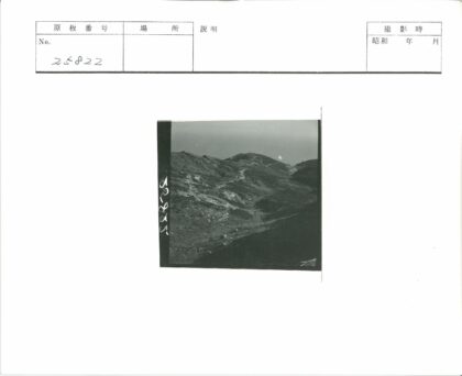 崎岖山路与荒坡景观.jpg