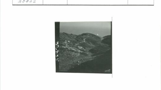 崎岖山路与荒坡景观.jpg
