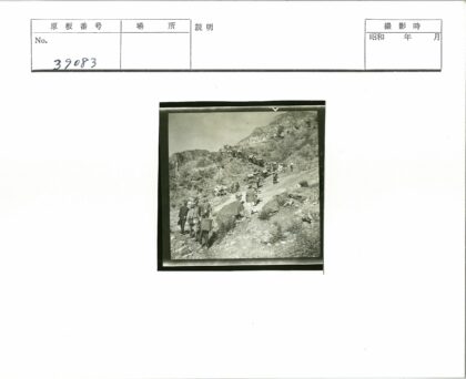 崎岖山路驮畜队远山晴空.jpg