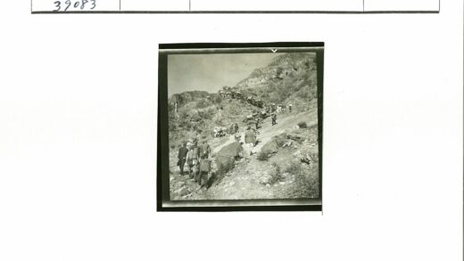 崎岖山路驮畜队远山晴空.jpg