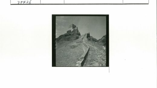 崎岖山道上的方形石堡.jpg