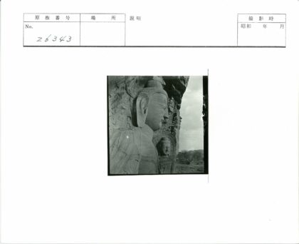 崎岖山间的巨型石刻佛像.jpg