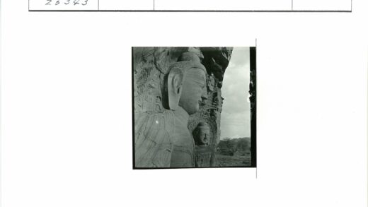 崎岖山间的巨型石刻佛像.jpg