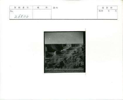 崎岖岩层上的人.jpg