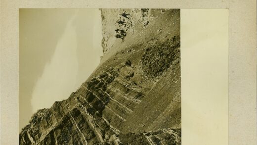 崎岖岩石徒步险峻悬崖风光.jpg