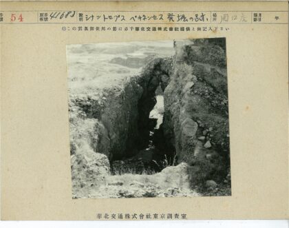 崎岖岩石裂缝景观.jpg