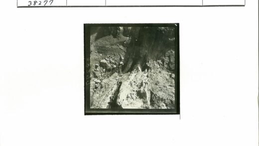 崎岖巨石地貌高角度俯瞰.jpg