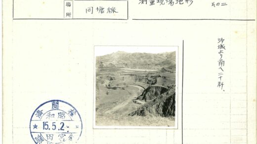 崎岖悬崖与山谷河流风景.jpg