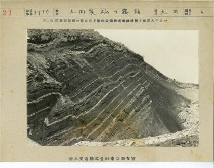 崎岖沉积岩山坡纹理特写.jpg