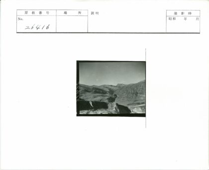 崎岖高原黑白风景照.jpg