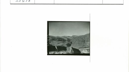 崎岖高原黑白风景照.jpg