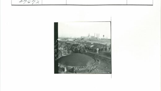 工业区人群围观圆形土砖堆.jpg
