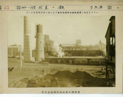 工业区工人与马车工作场景.jpg
