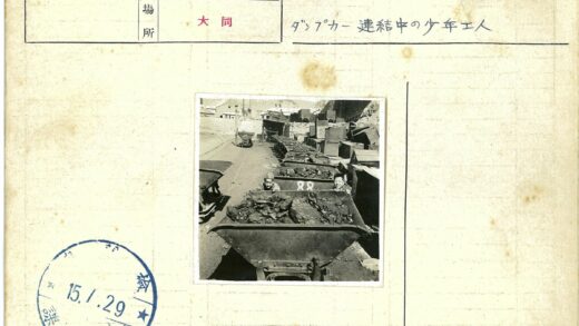 工业区工人协力推运石料车.jpg