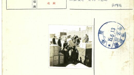 工业区工人搬运木箱历史影像.jpg