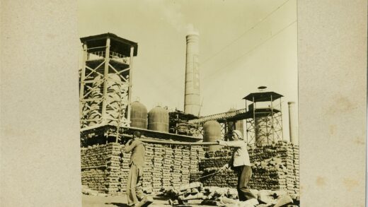 工业区木料处理工作场景.jpg