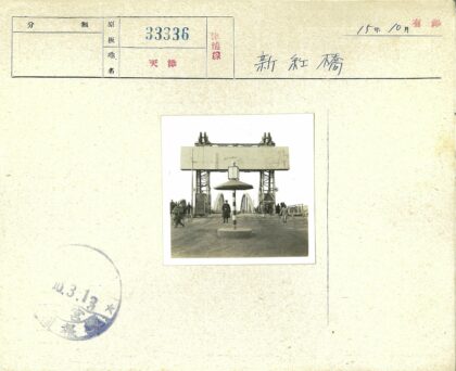 工业区桥梁与行人纪实.jpg
