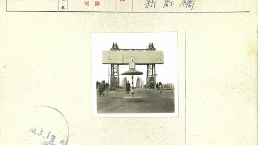 工业区桥梁与行人纪实.jpg
