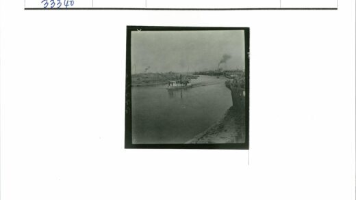 工业区河流上的船只与烟囱.jpg