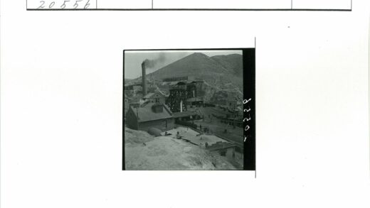 工业区烟囱与山景.jpg