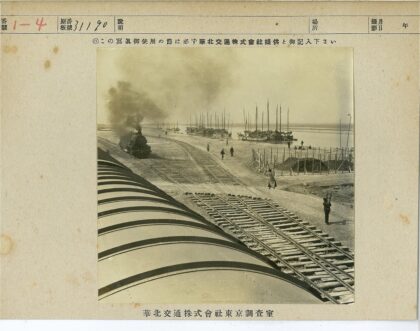 工业区蒸汽机车与海岸帆船景观.jpg
